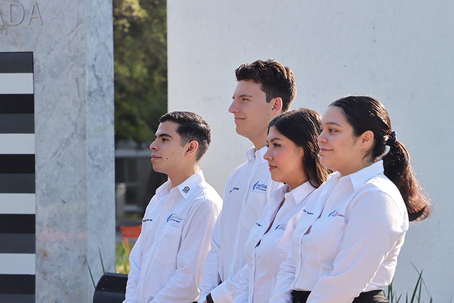 Alumnos y alumnas de campus Monterrey en guardia de honor a Eugenio Garza Sada