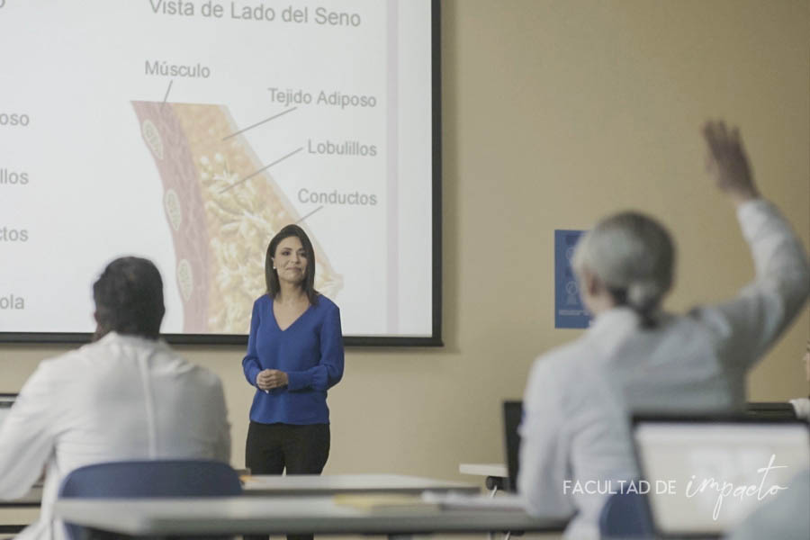 Alumnos reconocen el apoyo y liderazgo de la Dra. Cynthia Villarreal.