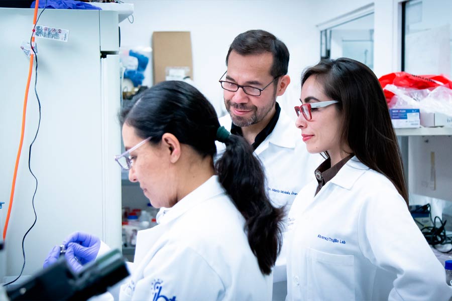 La Dra. Grissel Trujillo y el Dr. Mario Álvarez lideran el laboratorio en el Centro de Biotecnología FEMSA.