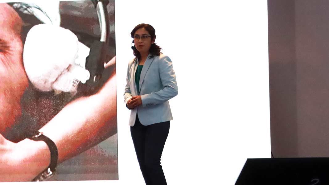 Ana Hernández, investigadora y egresada del Tec Guadalajara compartió los avances de su investigación en conferencia de neurociencia.