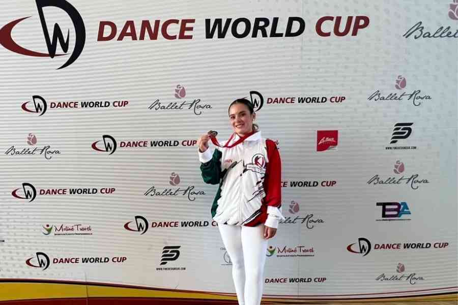 Ana Regina despues de recibir su medalla de plata en la competencia de baile
