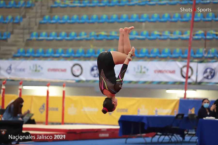 Ana Sofía, realizando una acrobacia en la competencia.