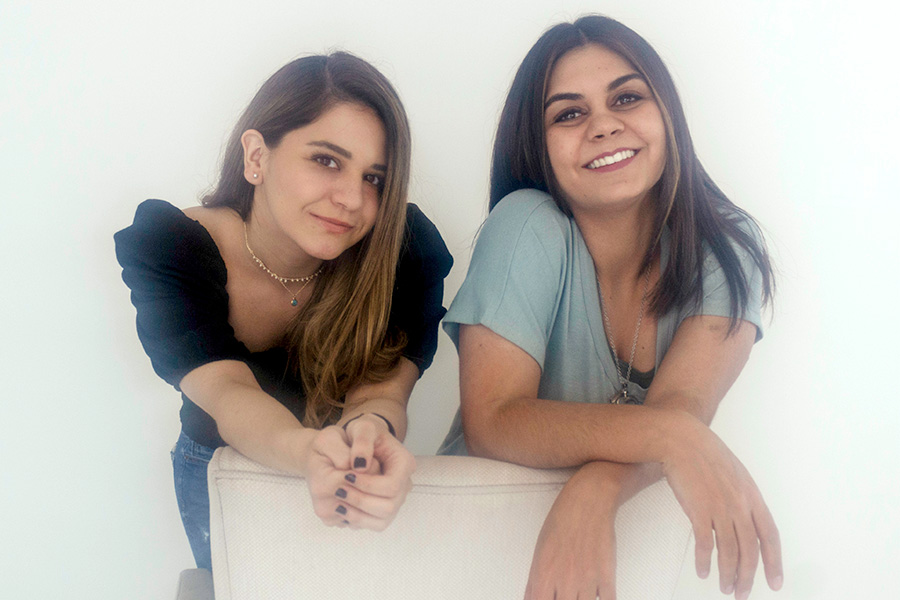Anna y Paola escritoras del guión de "Cindy la Regia: La Serie"