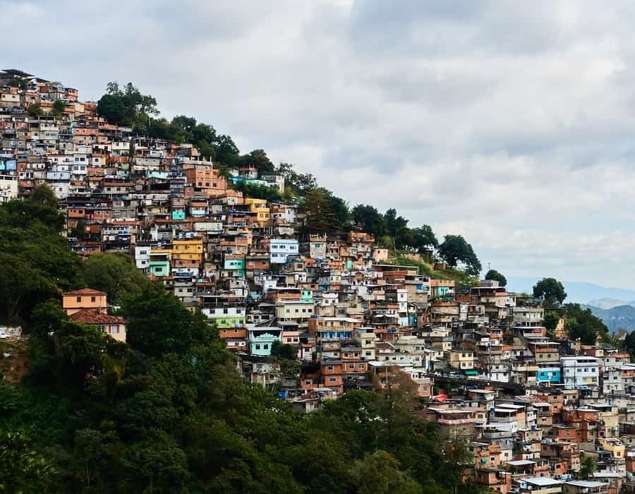 La característica vernácula de las favelas está en su construcción