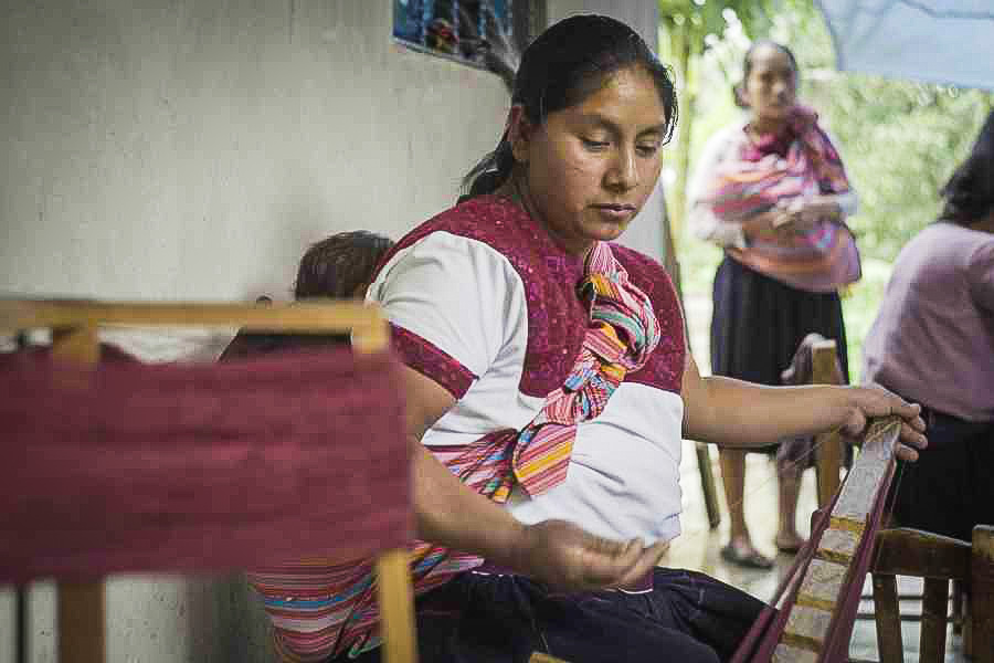 Proceso de telar de cintura maya en Chiapa