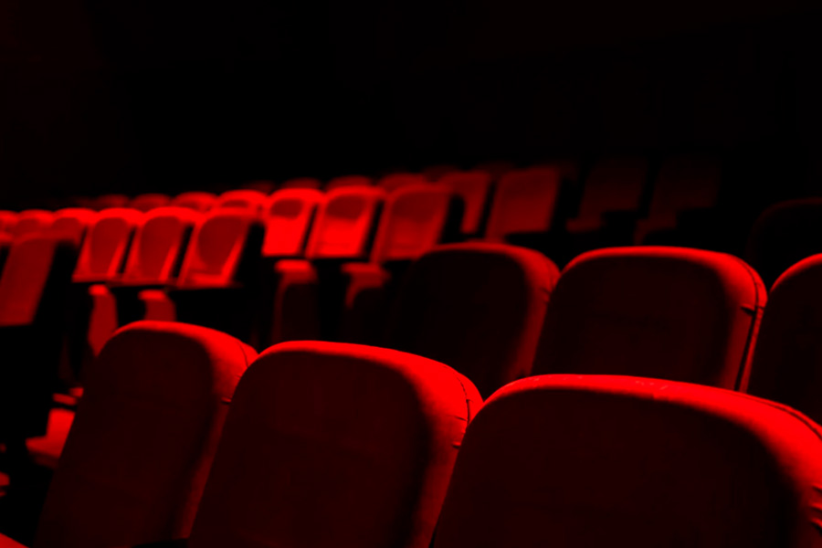 asientos rojos de un cine