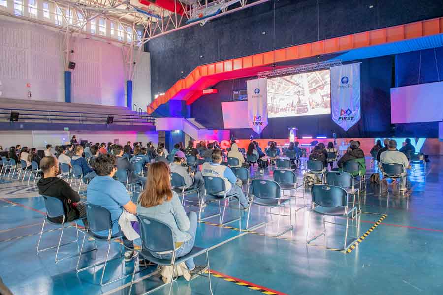 Alumnos de diferentes estados y universidades asistieron al lanzamiento de la temporada 2022 de First Robotics Competition.