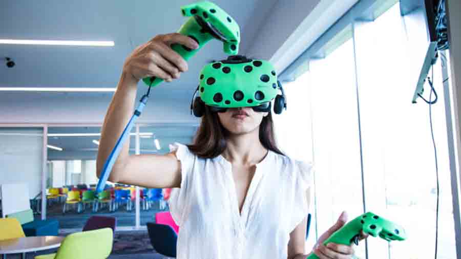 Joven con visor de realidad virtual