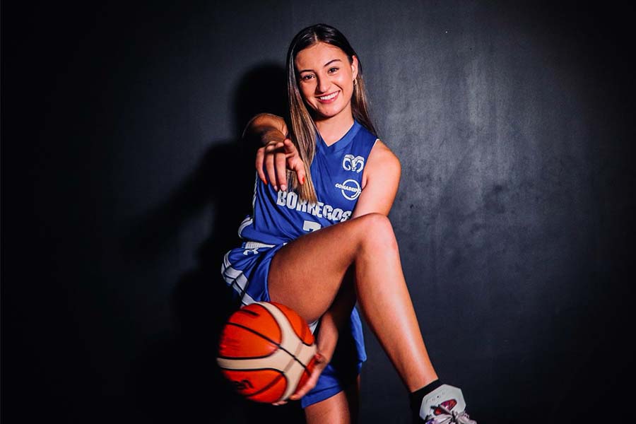 Deportista posando con su balón