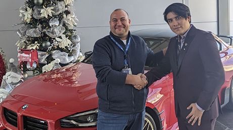 Álvaro con el profesor Dr. Armando Elizondo en la planta de BMW Group San Luis Potosí
