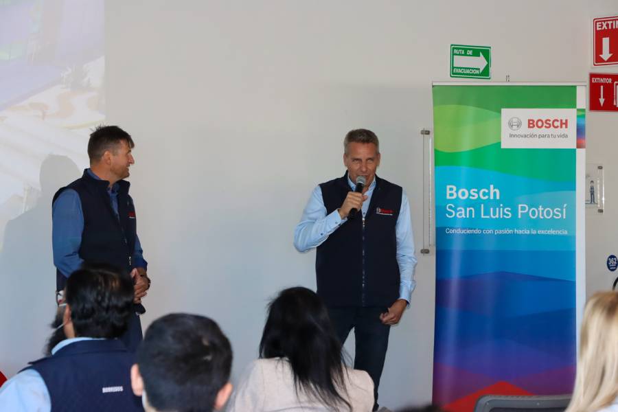 Directivos de Bosch exponiendo los proyectos y la cultura de la empresa a estudiantes