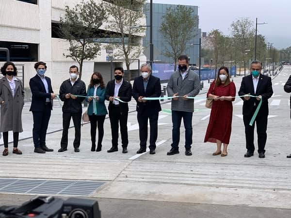 Directivos del Tec y del municipio de Monterrey inauguración la nueva calle completa.