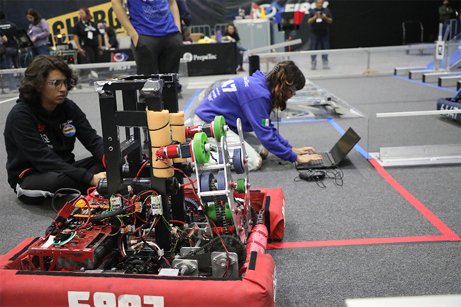 Los equipos alistan sus robots para la competencia