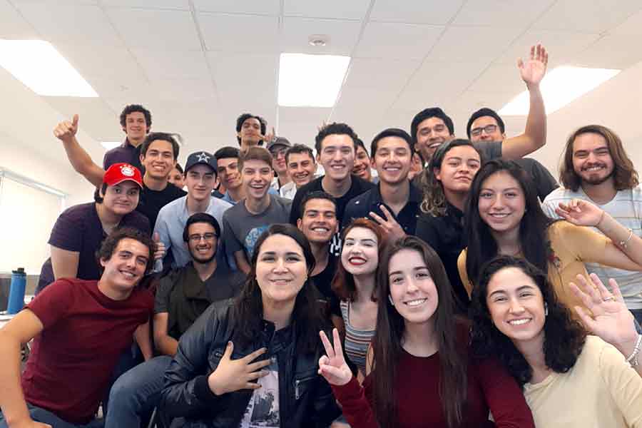 Carolina Berenice Rodríguez, la Mujer Cohete y sus alumnos en clase Tec de Monterrey