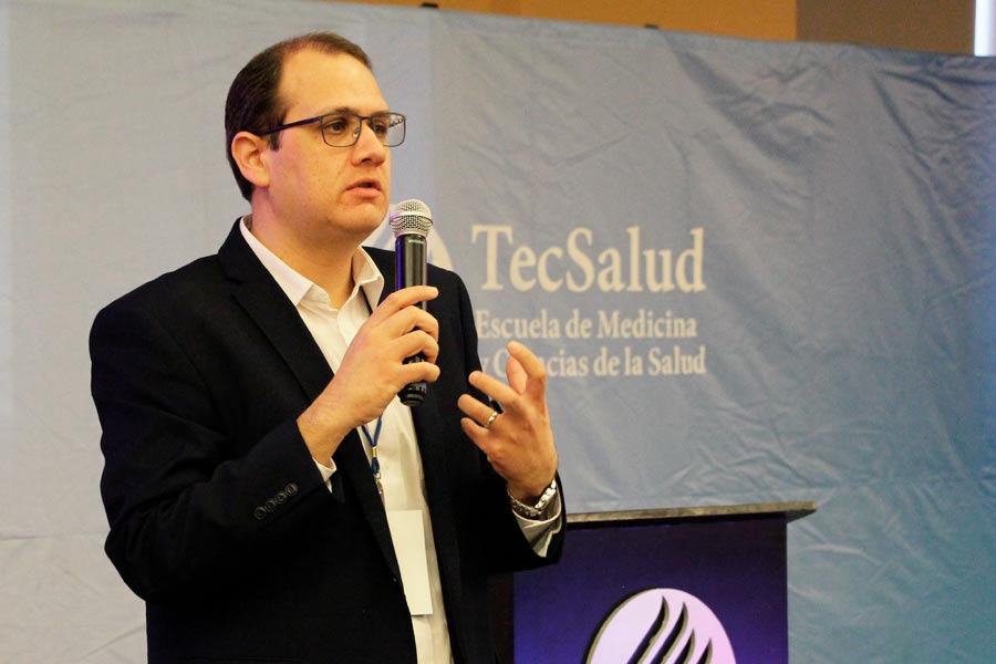 César Lucio, director Nacional de Sociedades Académicas de la EMCS.