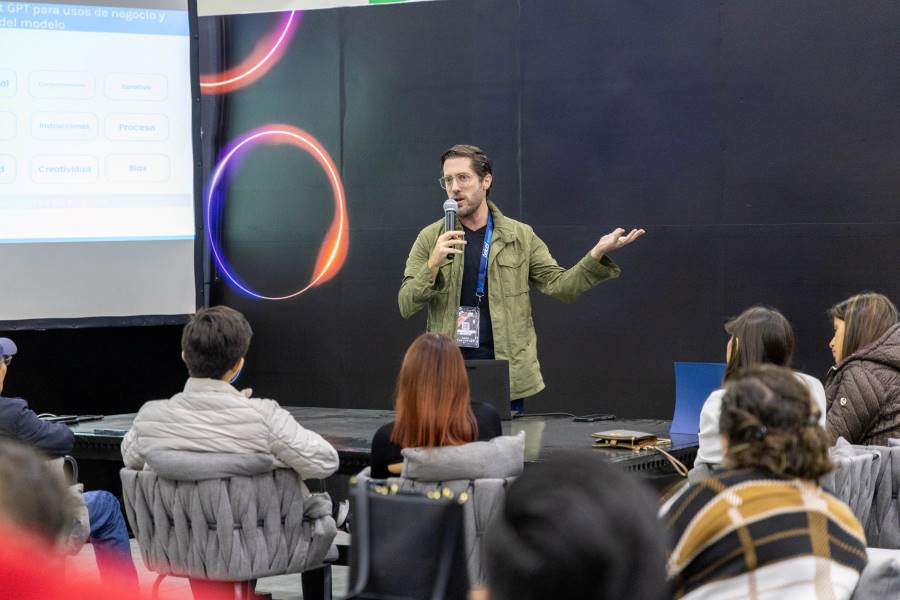 Adrián Villaseñor fue uno de los conferencistas sobre Inteligencia Artificial en el festival de emprendimiento incMTY 2023 del Tec de Monterrey.