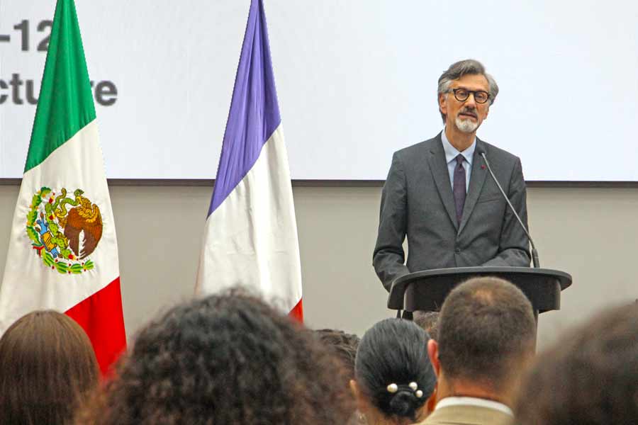 A la apertura del simposio asistió el embajador de Francia en México, Jean-Pierre Asvazadourian.