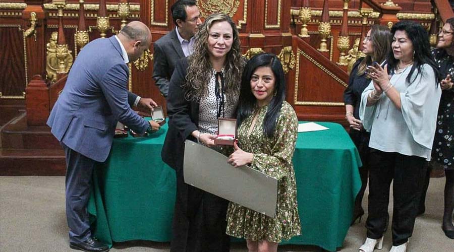 Claudia Morales recibe Medalla al Mérito Docente 2022 en Congreso de la Ciudad de México