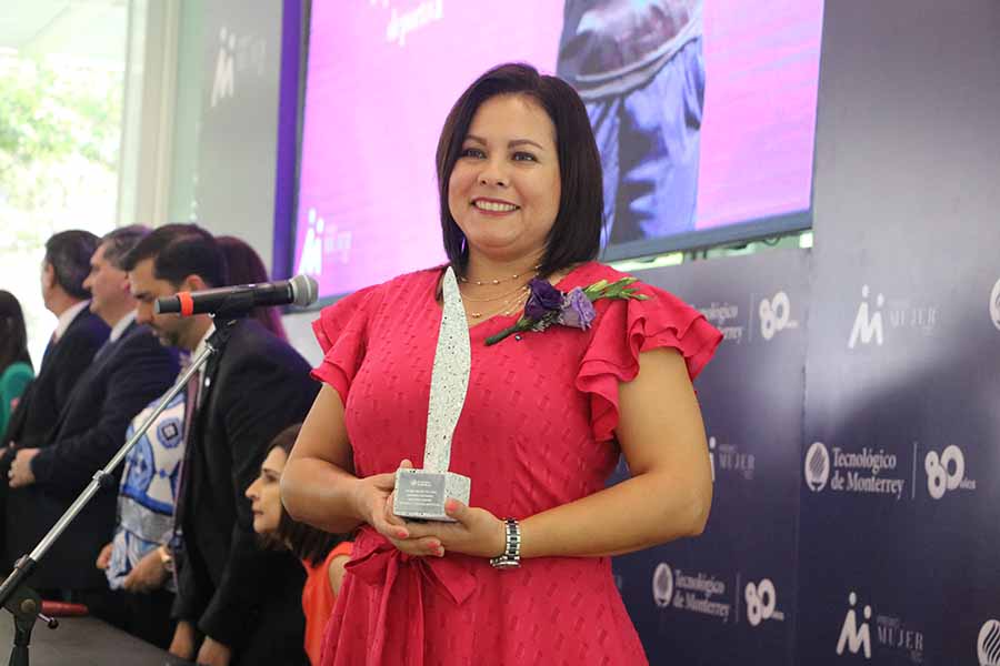 Gabriela Martínez, ganadora del Premio Mujer Tec 2023, en la ceremonia de premiación.