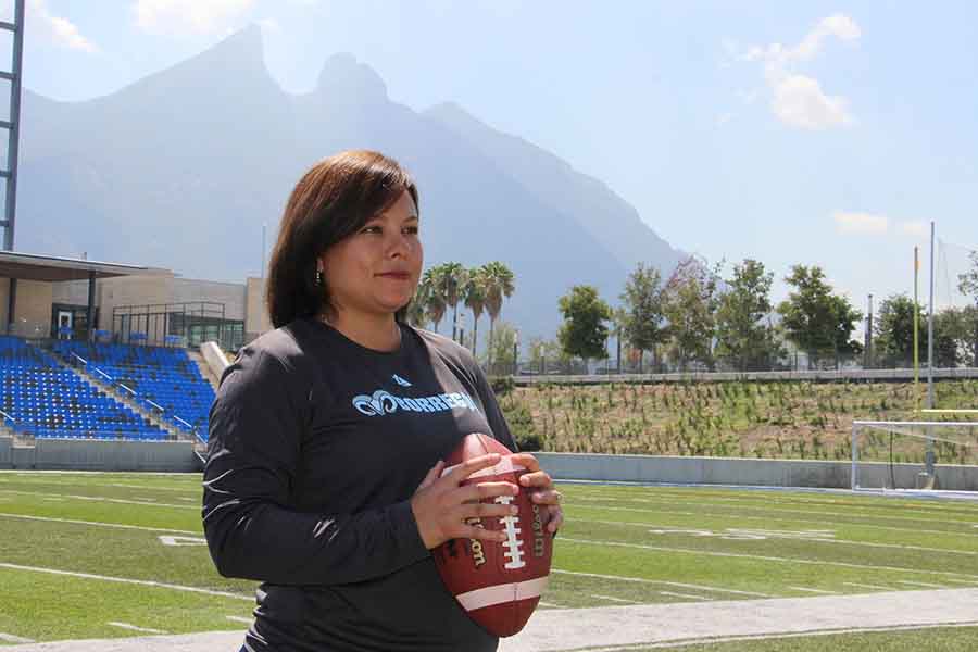 La coach Gaby es la nueva entrenadora asistente de la línea ofensiva de Borregos Monterrey.