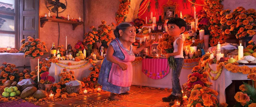"COCO" (2017) es una película que rompió fronteras y ayudó al mundo a entender a la cultura mexicana de muchas maneras respecto a este día.