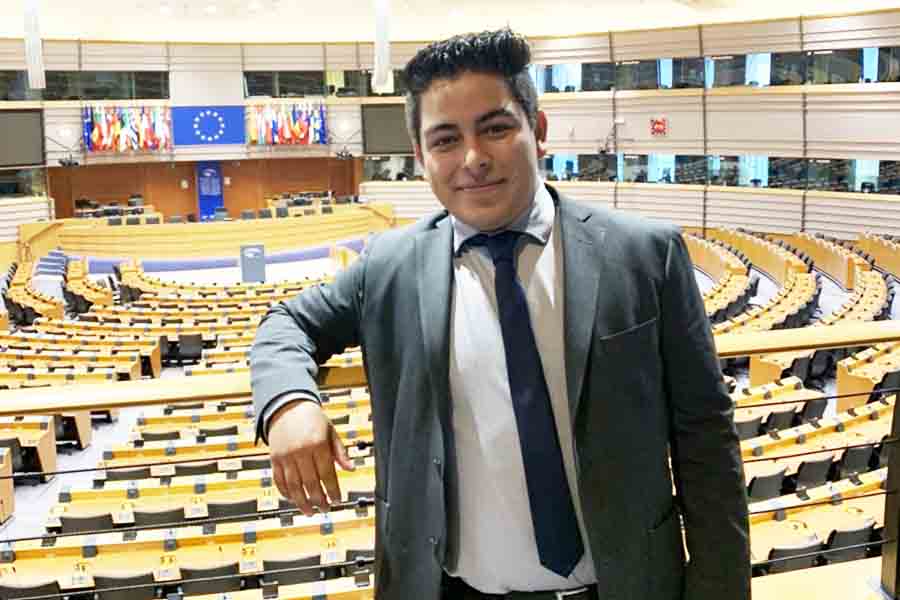 Como parte de las actividades del programa Omar Real asistió al Parlamento Europeo.