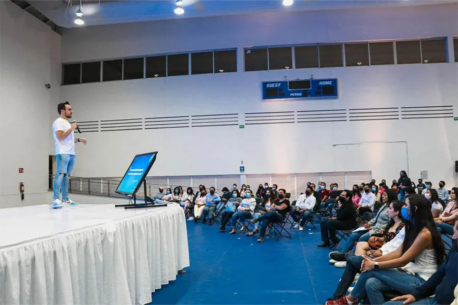Conferencia “Tu negocio en internet y perros con ropa” con Juan Lombana