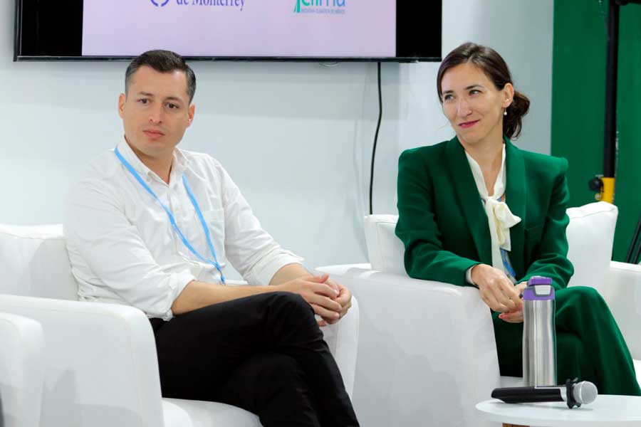 Cynthia Villarreal, director of Sustainable Development and Outreach (right), participated in the talk along with leaders such as Luis Donaldo Colosio, mayor of Monterrey (left).