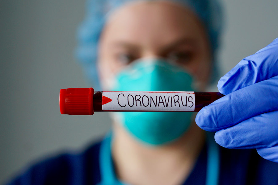 El coronavirus se transmite a través de la saliva.