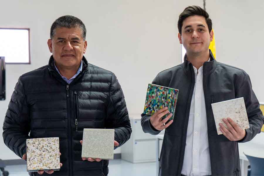 Ricardo y Ramón con placas de plástico