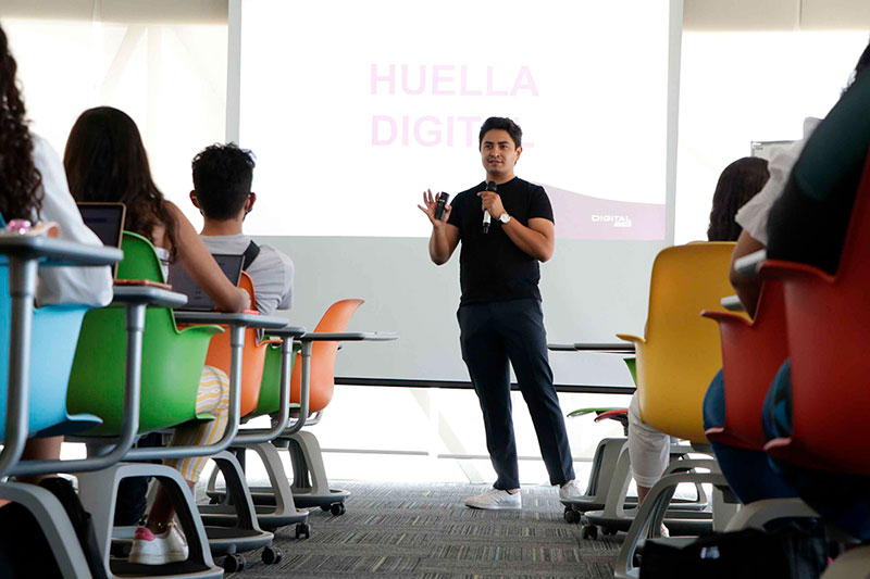 Egresado del Tec habla sobre huella digital en Business Week del Tec campus Cuernavaca