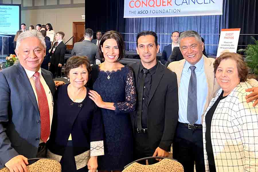 La doctora Cynthia Villarreal en compañía de su familia durante la entrega del reconocimiento International Women Who Conquer Cancer Mentorship Award.