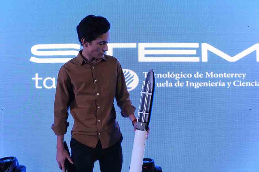 El alumno Dante Delgado, del Tec Guadalajara, trabaja en el desarrollo de un cohete aeroespacial y planea lanzarlo al espacio.