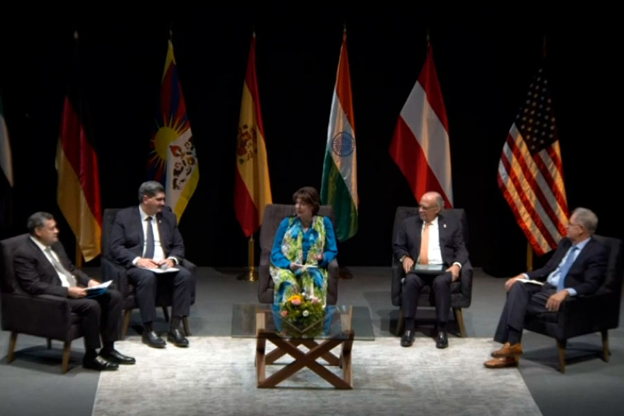 Cuatro rectores de universidades de Nuevo León participaron en el panel.