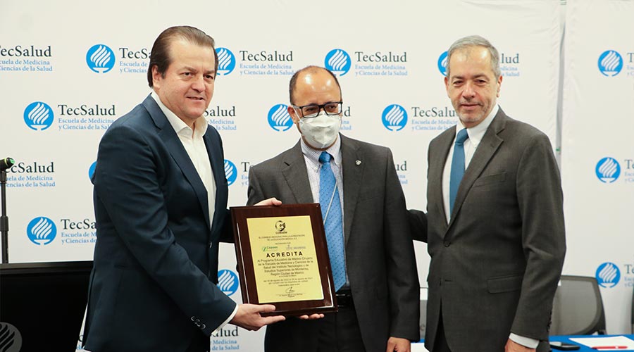 Decano nacional y regional del Tec de Monterrey reciben certificado COMAEM