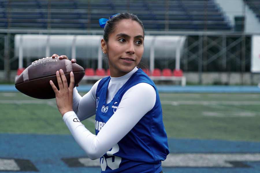 Diana Flores juega como mariscal de campo en la selección mexicana de flag football.