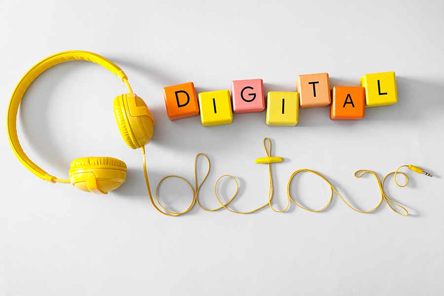 Cubos y cable de audífonos formando las palabras detox digital