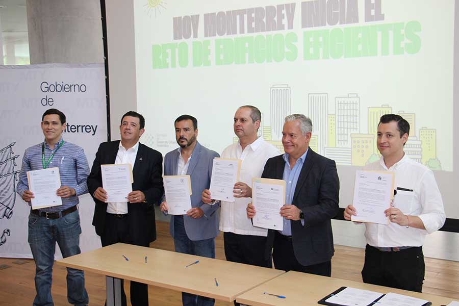 Representantes de las organizaciones participantes firmaron el compromiso del reto junto a Luis Donaldo Colosio, alcalde de Monterrey.