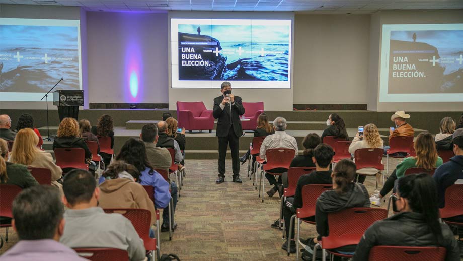 Mateo Arredondo, director de Campus Sonora Norte en la conferencia Decisiones Trascendentales