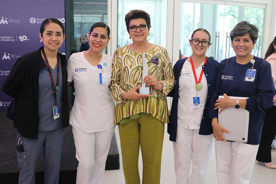 Leticia Solís con enfermeros y enfermeras de TecSalud.