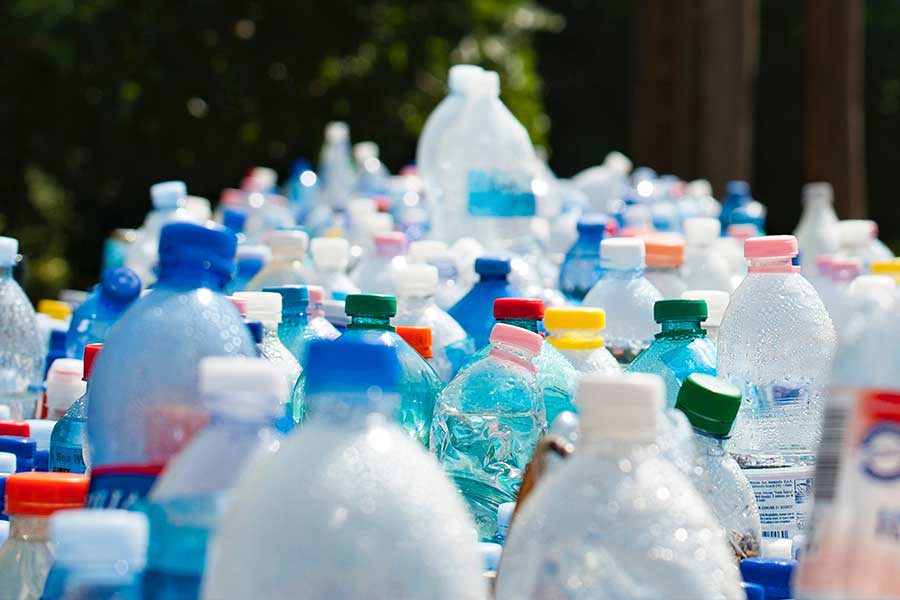 Los ecoladrillos se generan a partir de residuos no reciclables dentro de una botella PET