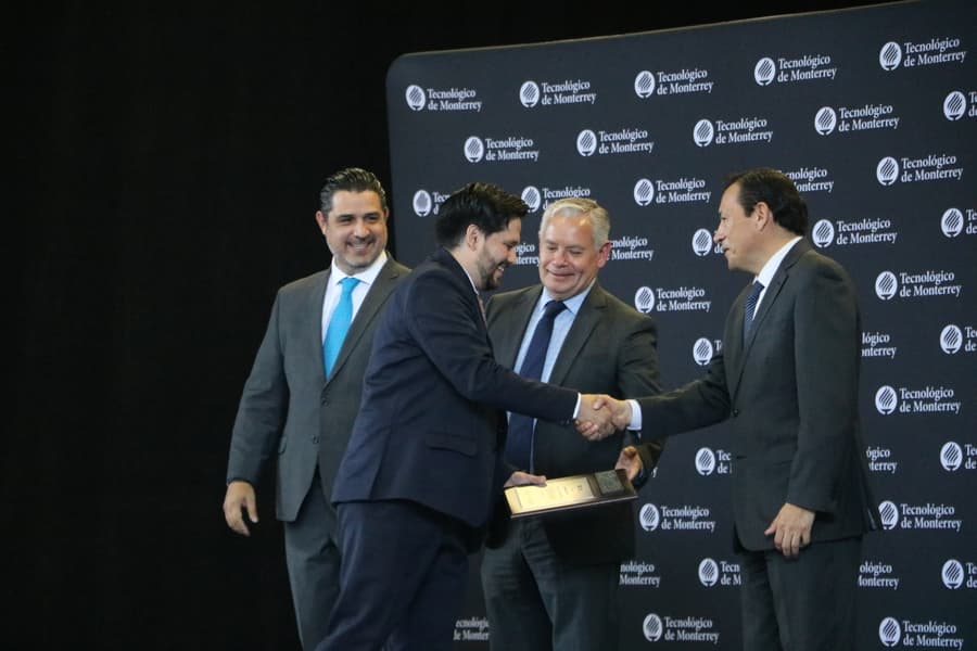 Eder Hernández recibió el Premio al Profesor Inspirador de PrepaTec Monterrey. 