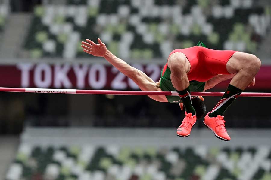 Edgar Rivera compitiendo en salto de altura en los Juegos Olímpicos de Tokio 2020
