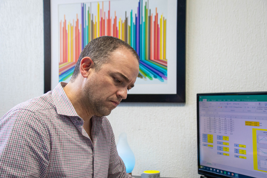 Eduardo Arrambide trabajando en oficina