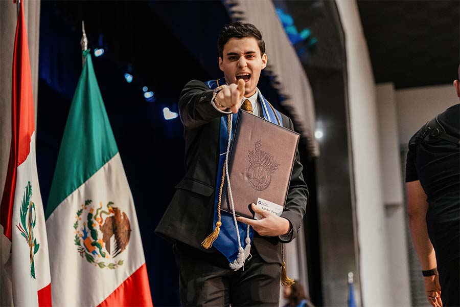 Estudiante del Tec de Monterrey campus Laguna señala a la cámara en su ceremonia de graduación de la generación junio 2025