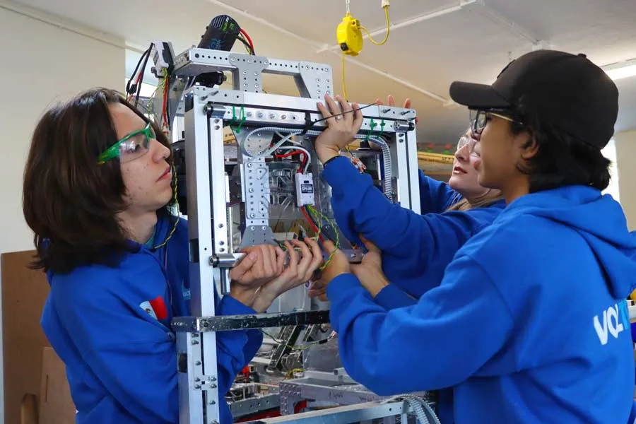 El equipo de VOLTEC trabajando en el robot rumbo al FIRST.