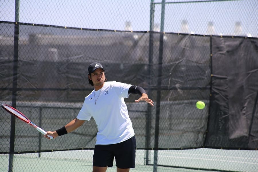 Emilio Moreno obtuvo dos medallas de plata en la Universiada, una en singles y otra en dobles junto a Ignacio Montes. 