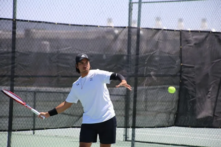 Emilio Moreno obtuvo dos medallas de plata en la Universiada, una en singles y otra en dobles junto a Ignacio Montes.