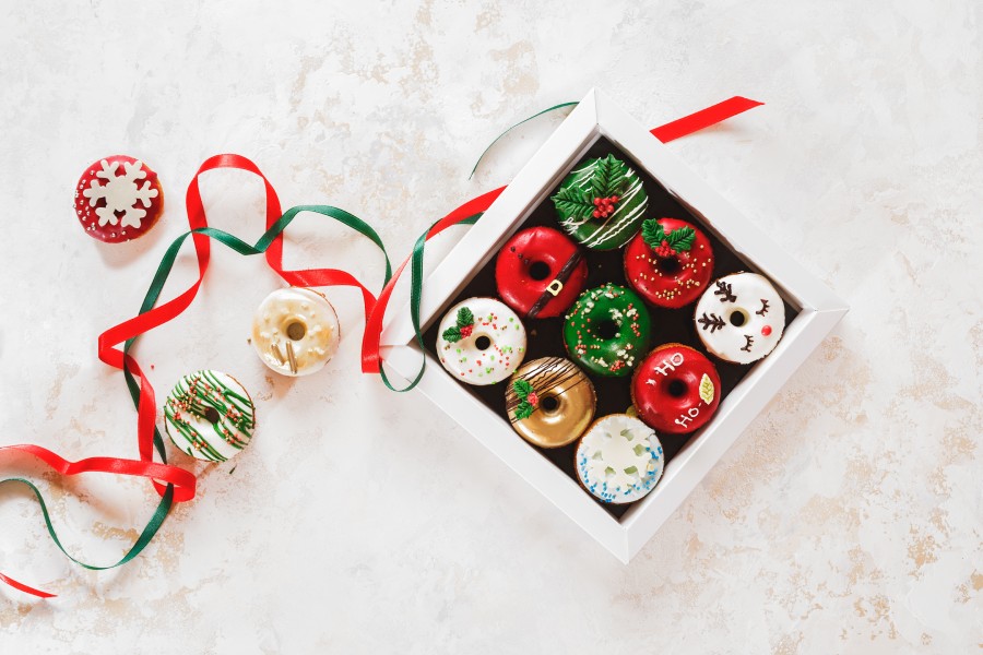 Donas comestibles con motivos navideños en caja para vender