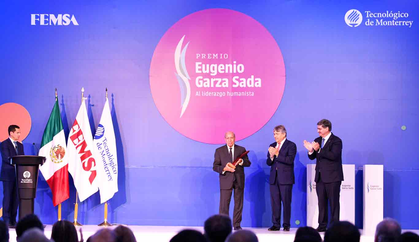 Empresario hidrocálido recibe Premio Eugenio Garza Sada 